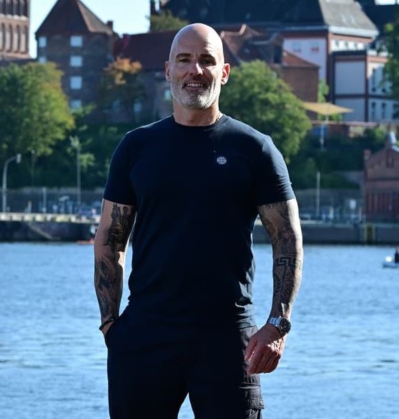 Henrik Schünemann steht am Wasser in Lübeck